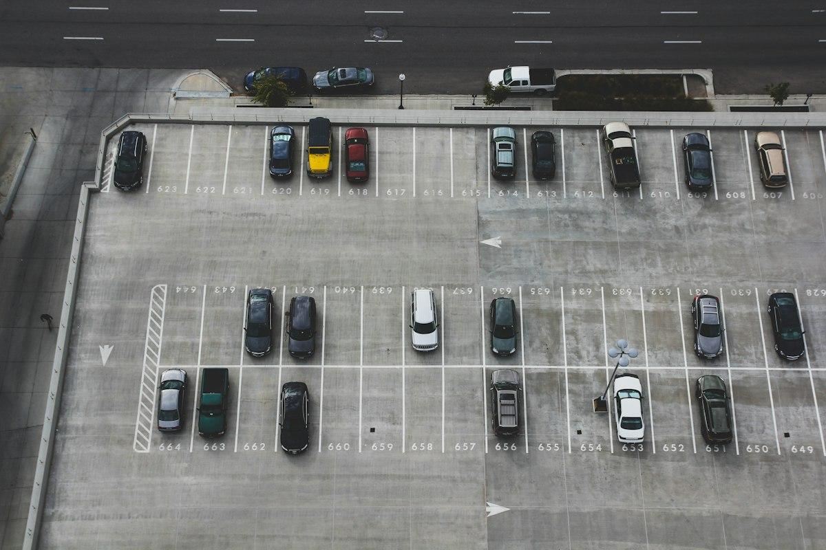 Ilustrare scenariu: Găsești mașina lovită în parcare și autorul a fugit — Categoria AUTO & MOBILITATE