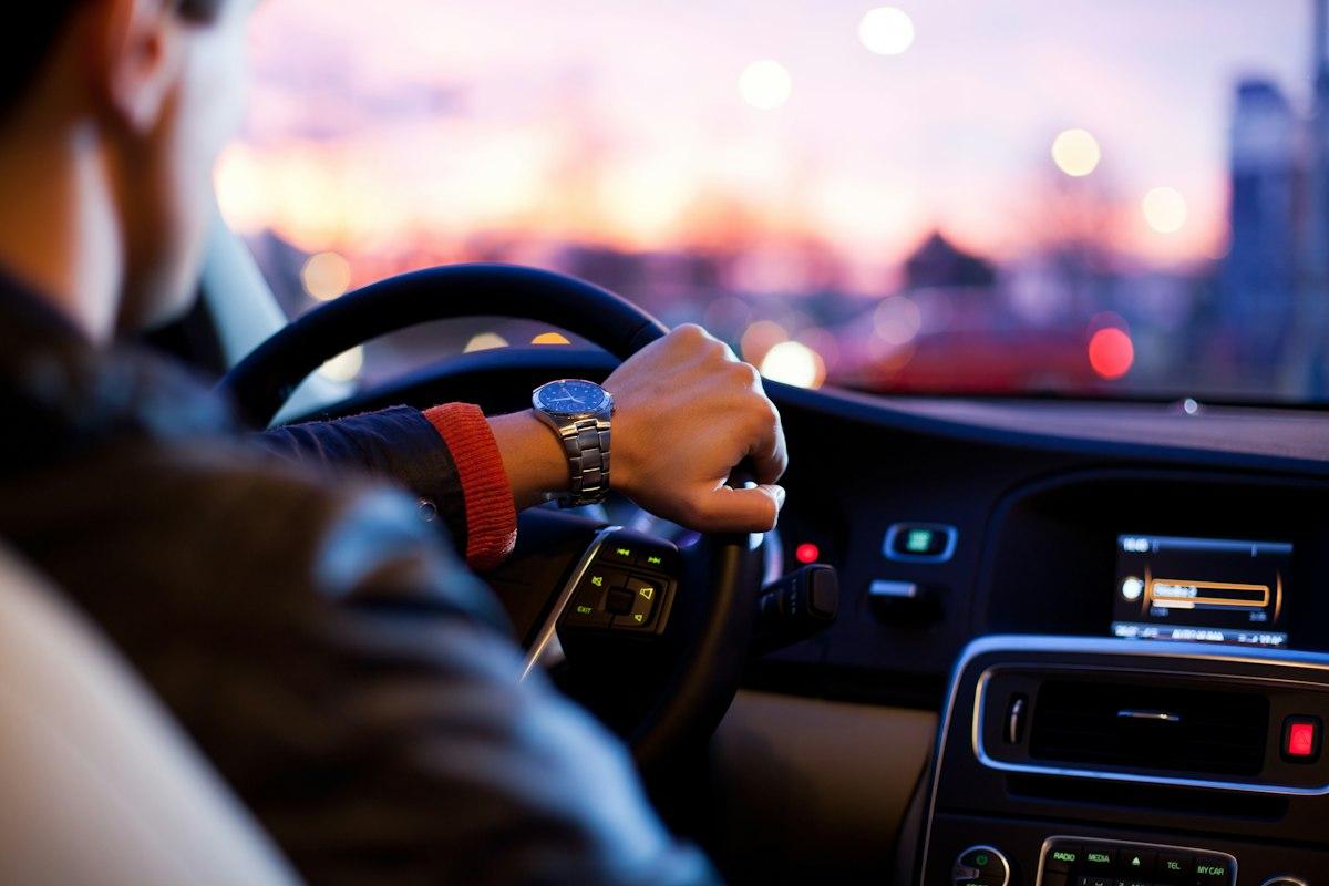Ilustrare scenariu: Ești lovit de un șofer fără poliță RCA valabilă — Categoria AUTO & MOBILITATE